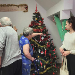 kozepiskolasok idosek otthonaban