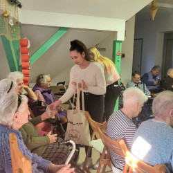 kozepiskolasok idosek otthonaban