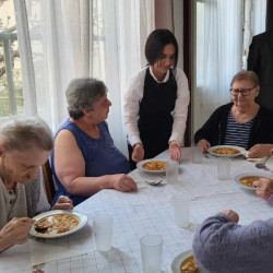 kozepiskolasok idosek otthonaban