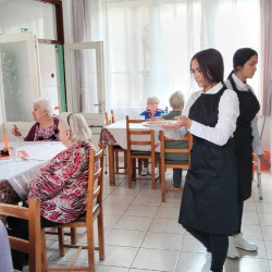 kozepiskolasok idosek otthonaban