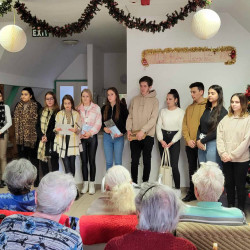 kozepiskolasok idosek otthonaban