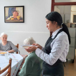 kozepiskolasok idosek otthonaban