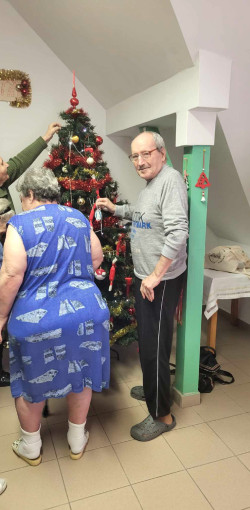 kozepiskolasok idosek otthonaban