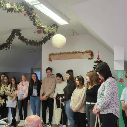 kozepiskolasok idosek otthonaban