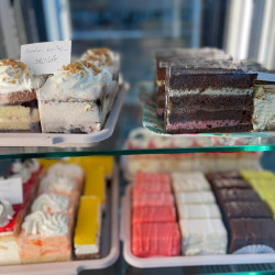 megnyilt marika boltja szentmartonban