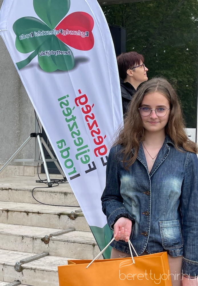 efi rajzpalyazat11 1600 1000 100 wm right bottom 100 berettyohirlogowhitepng