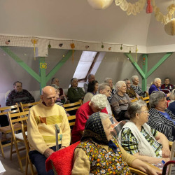 nonap az idosek otthonaban03