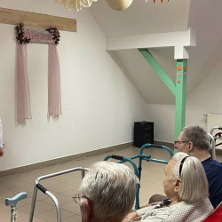 nonap az idosek otthonaban05