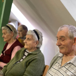 nonap az idosek otthonaban06