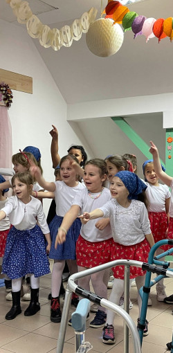 nonap az idosek otthonaban09