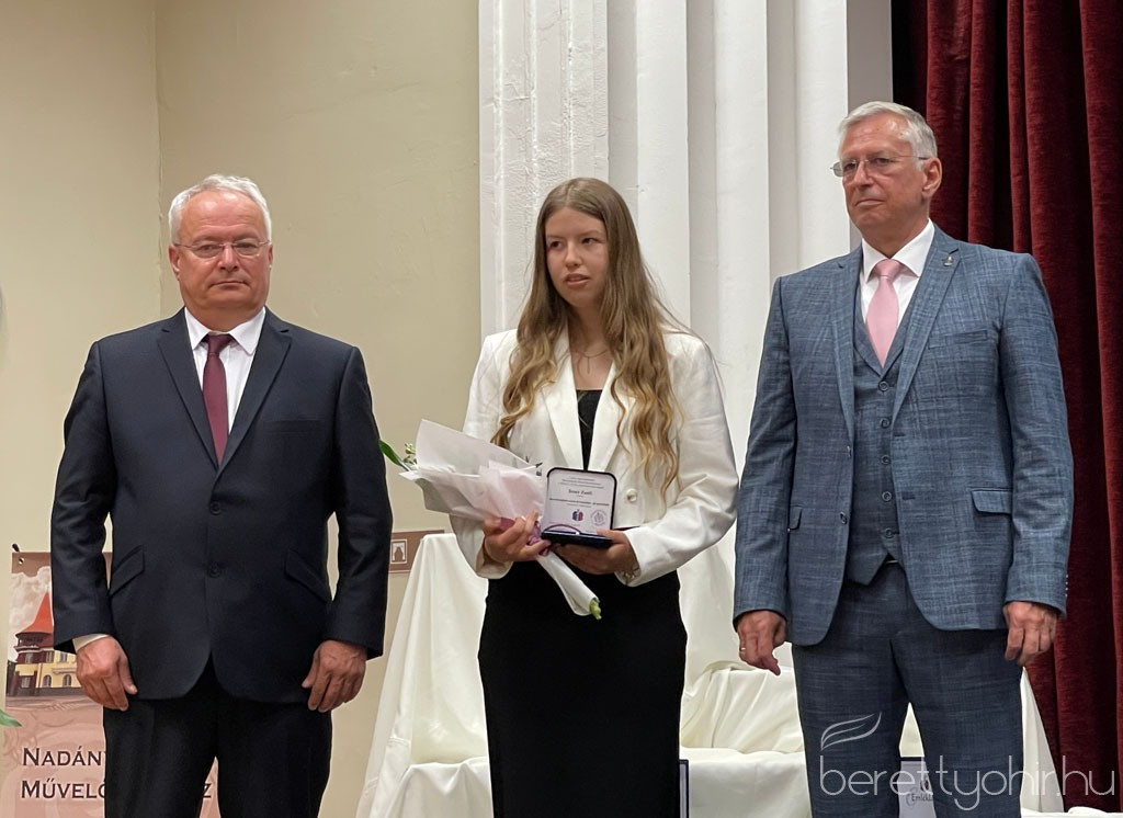 varos napja 2025059 1600 1000 100 wm right bottom 100 berettyohirlogowhitepng