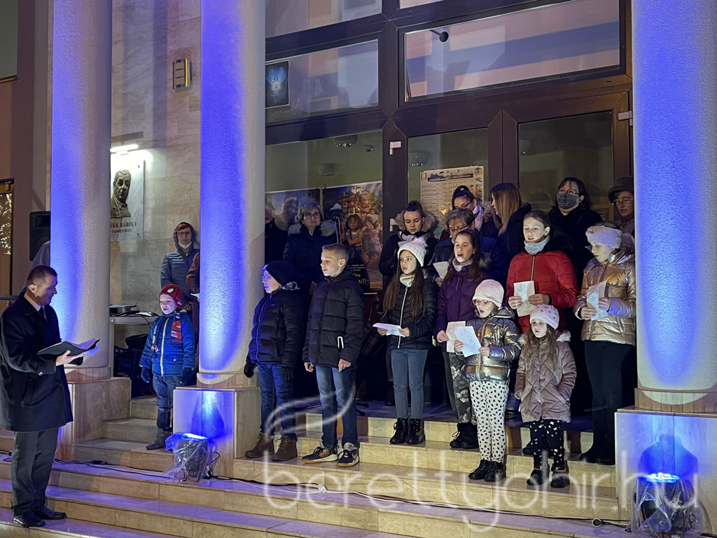 Betlehemi szárnyas oltárt nyitottunk 25