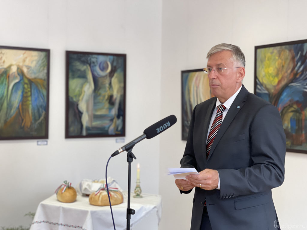 Eg es fold kozott kiallitasmegnyito10