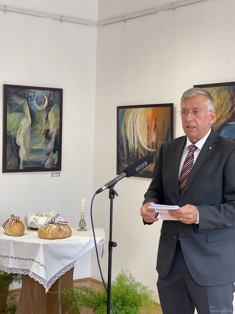 Eg_es_fold_kozott_kiallitasmegnyito09