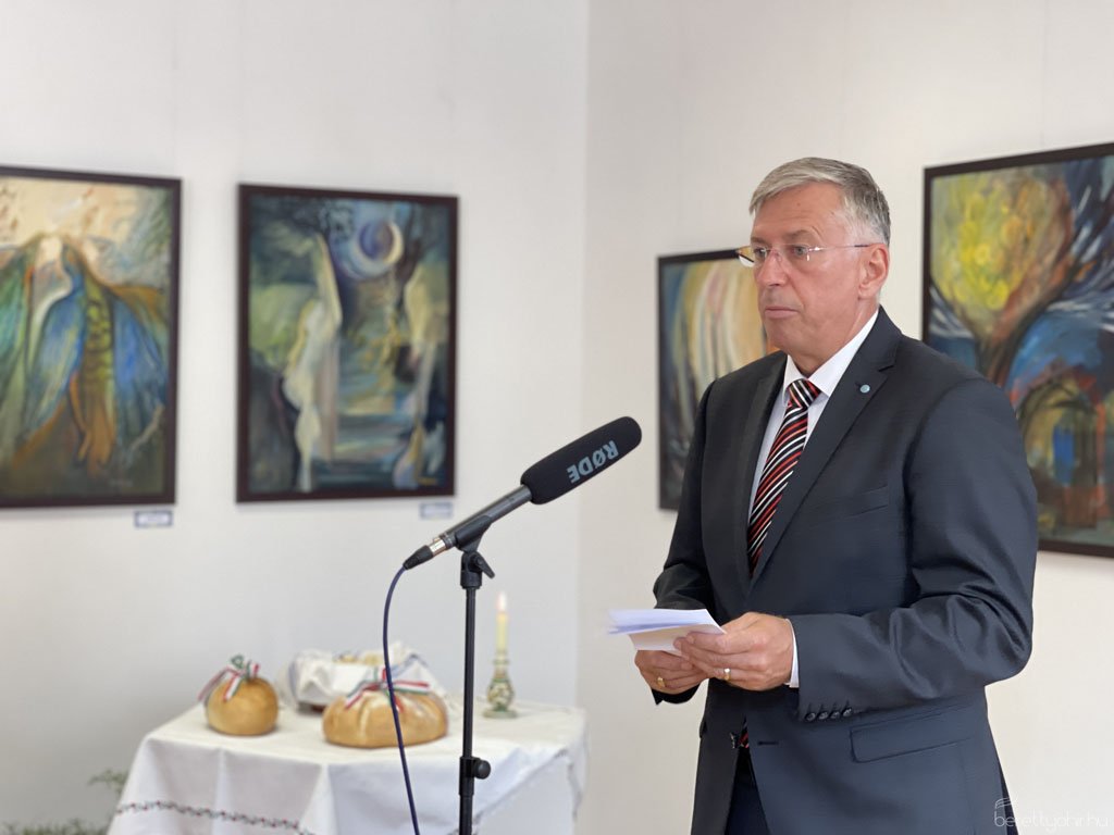 Eg_es_fold_kozott_kiallitasmegnyito10