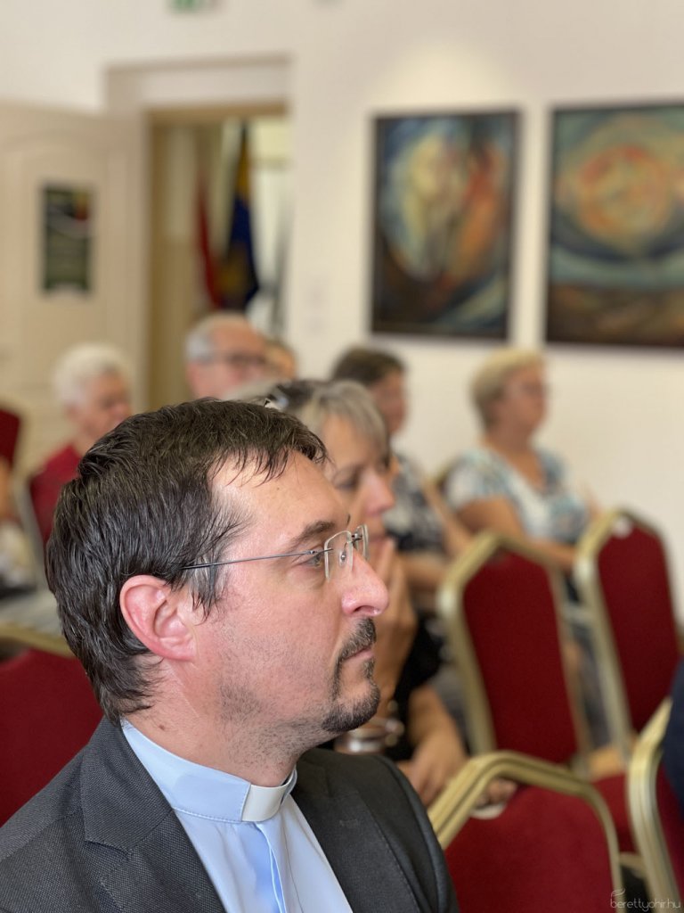 Eg_es_fold_kozott_kiallitasmegnyito12