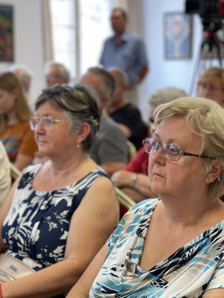 Eg_es_fold_kozott_kiallitasmegnyito22