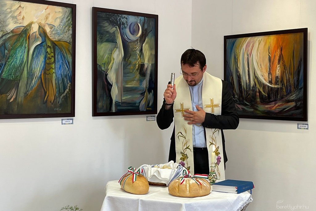 Eg_es_fold_kozott_kiallitasmegnyito32