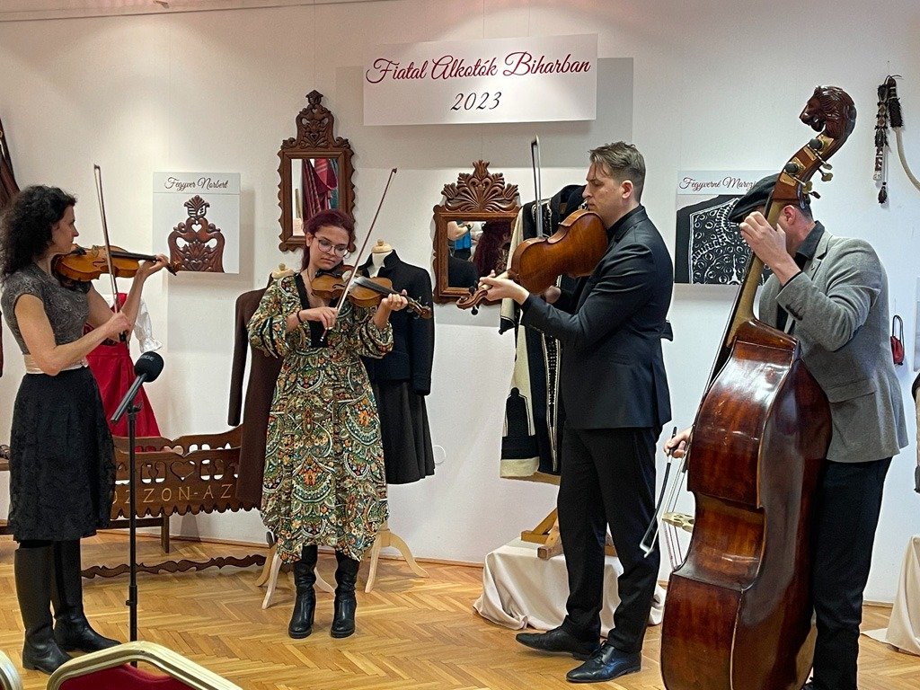 fiatal-alkotok-biharban-01