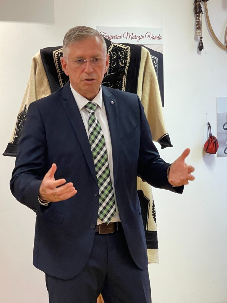 fiatal-alkotok-biharban-17