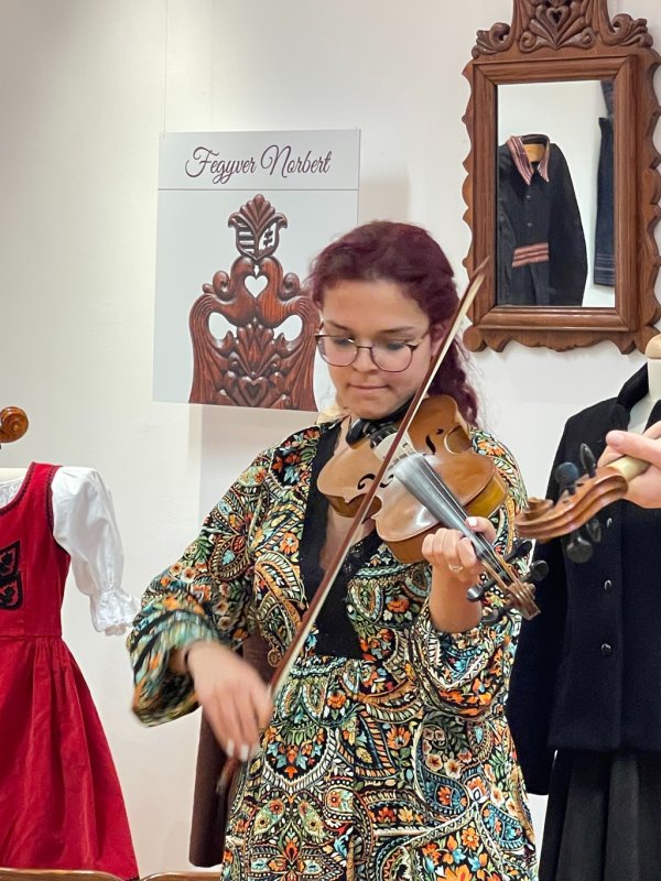 fiatal-alkotok-biharban-03