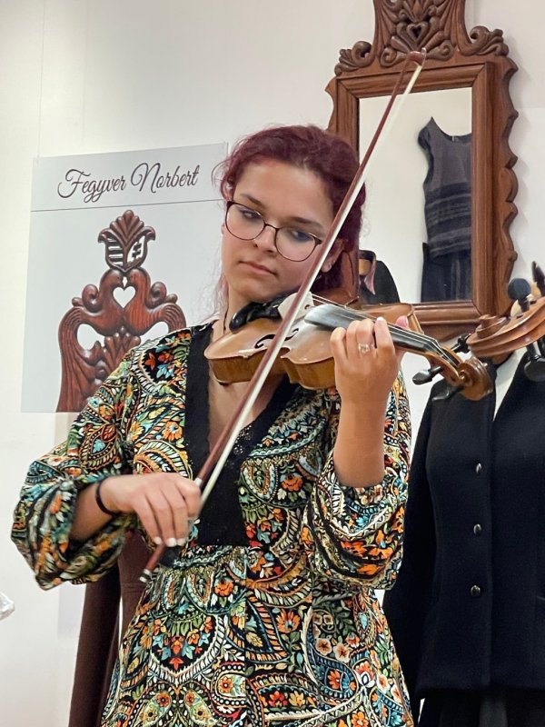 fiatal-alkotok-biharban-04