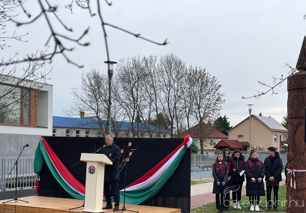 1848-49-hoseire-emlekeztunk-19-1600-1000-100-wm-right_bottom-100-berettyohirlogowhitepng