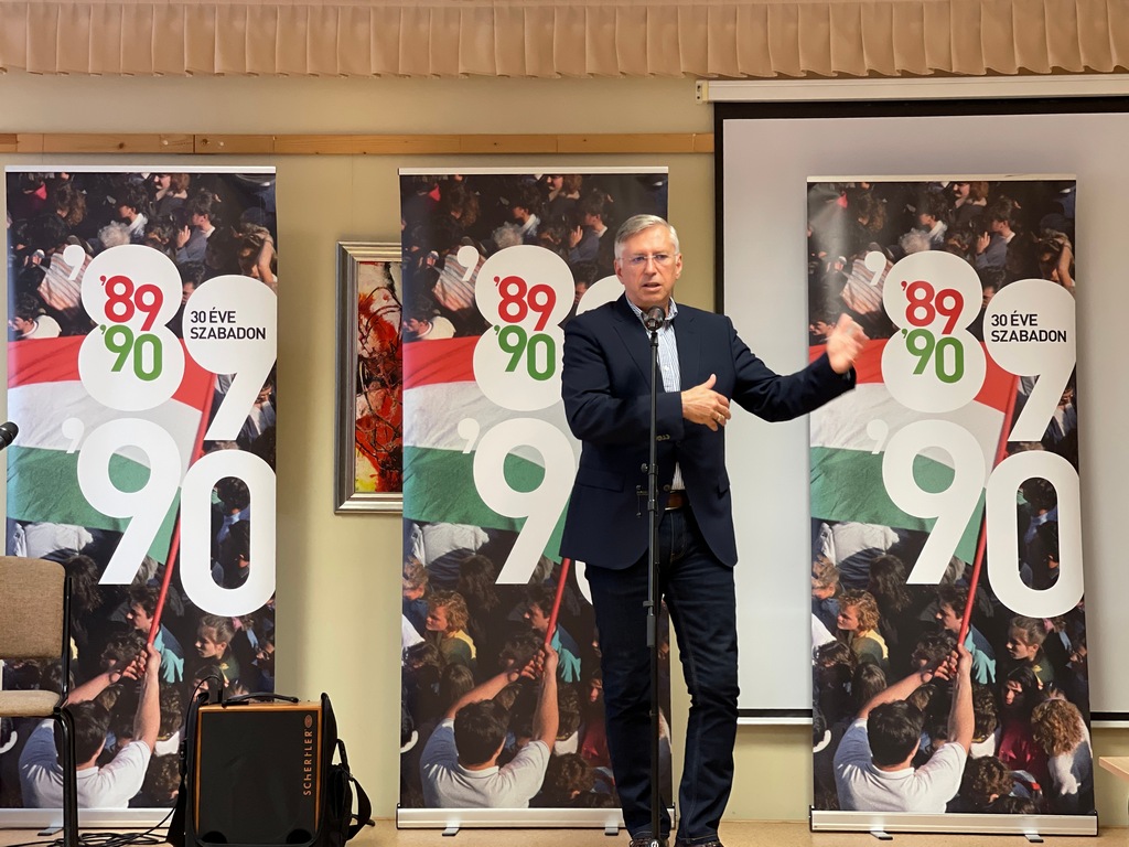 30 éve szabadon   kiállításmegnyitó 18