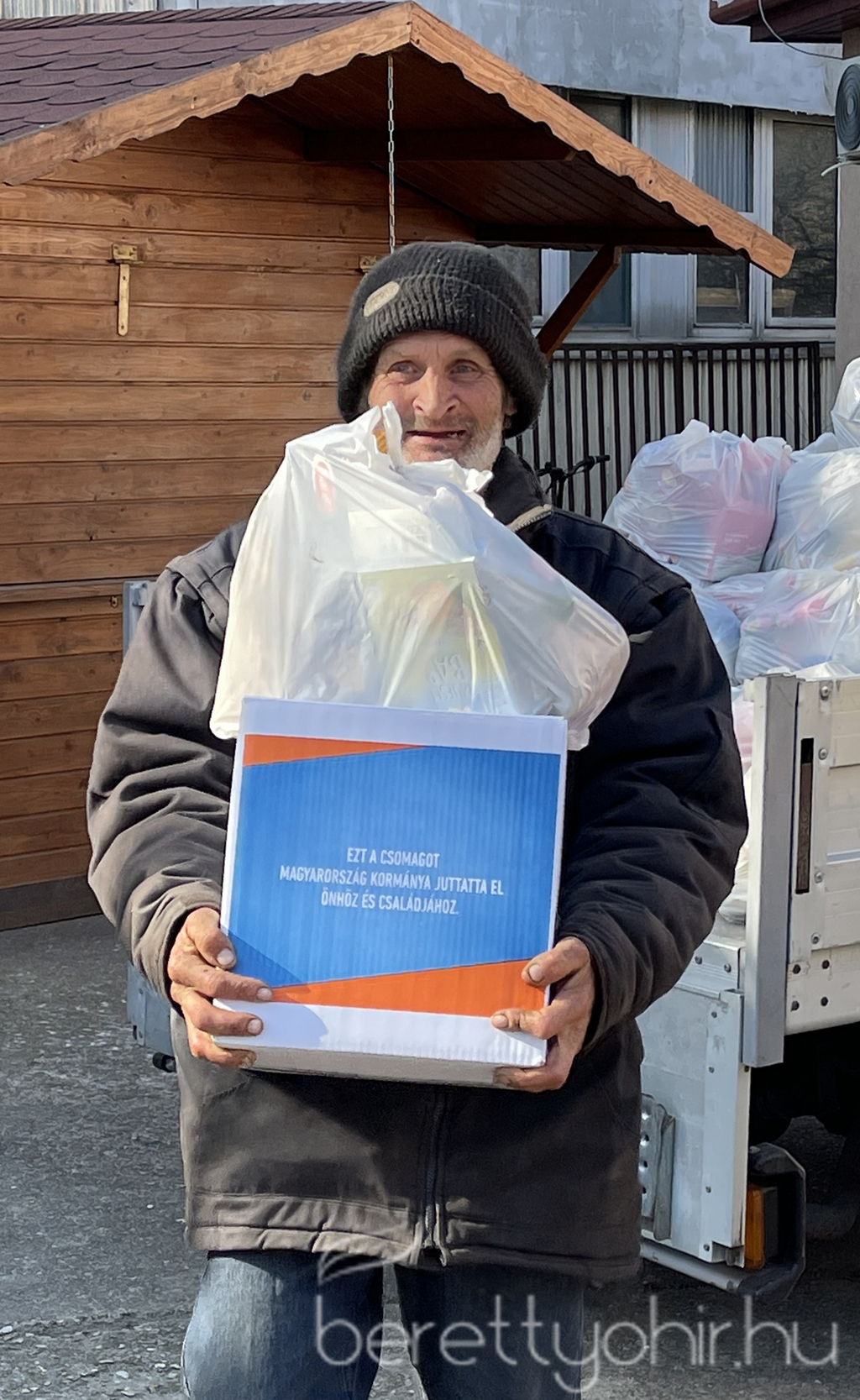 Adományosztás a családsegítő központban 14