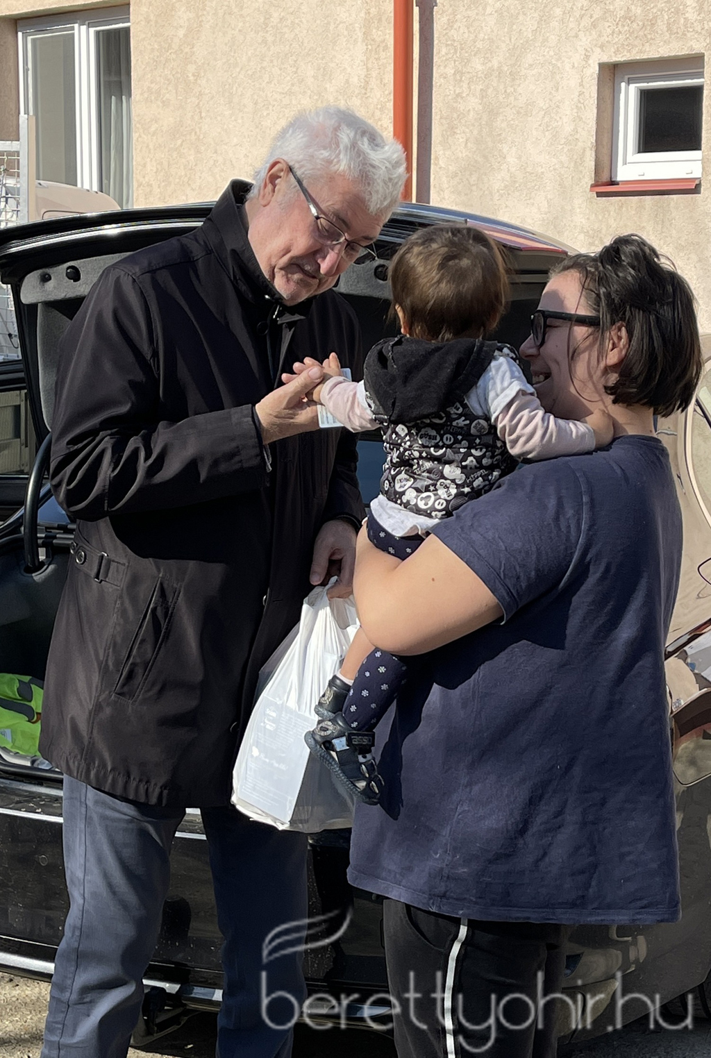 Adományosztás a családsegítő központban 16