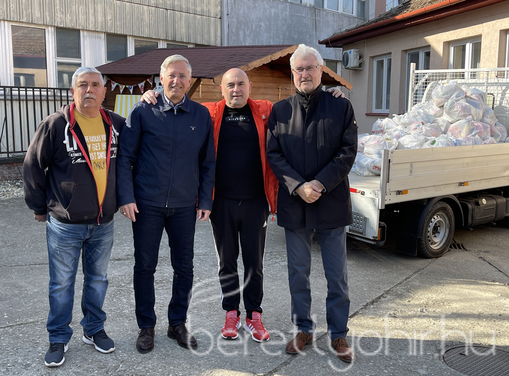 Adományosztás a családsegítő központban 21