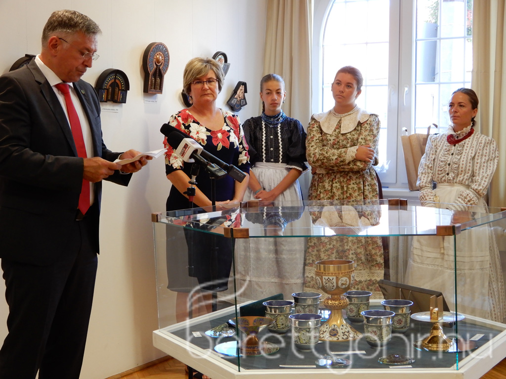 Ünnepi kiállításmegnyitó és kenyérszentelés 09