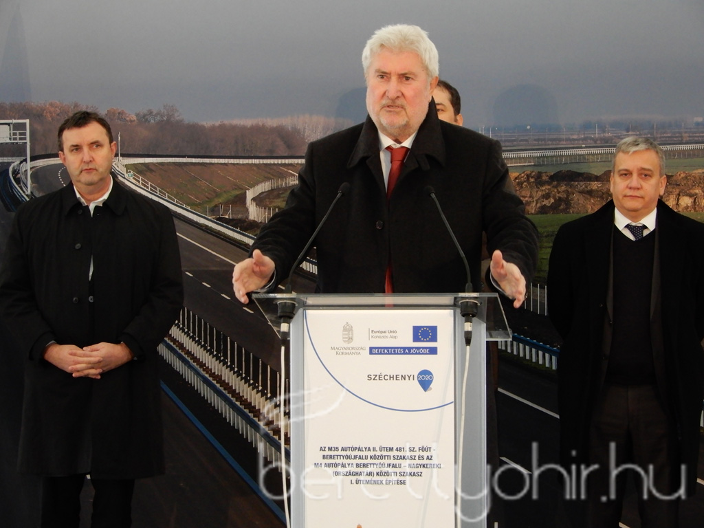 Átadták az autópályát 08