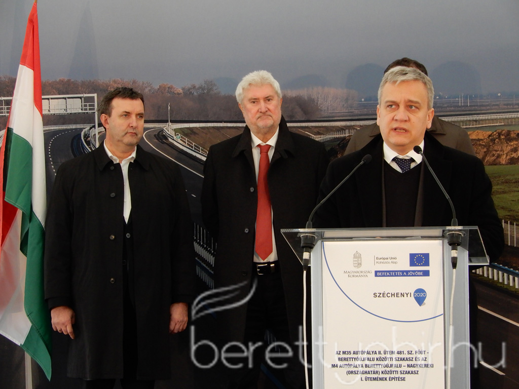 Átadták az autópályát 12