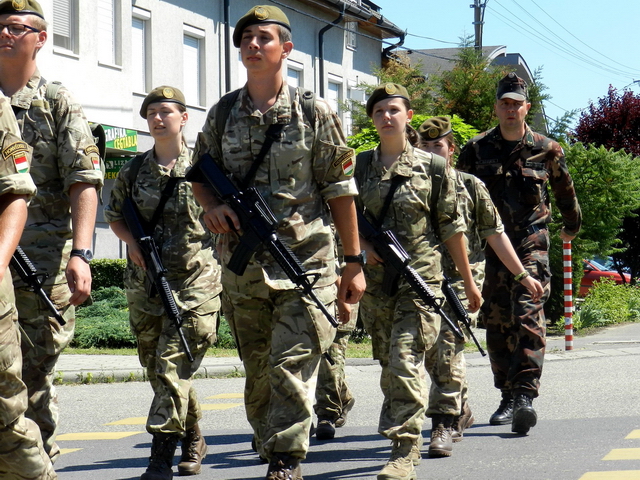Emlékmenet a katonahősökért 2017 02