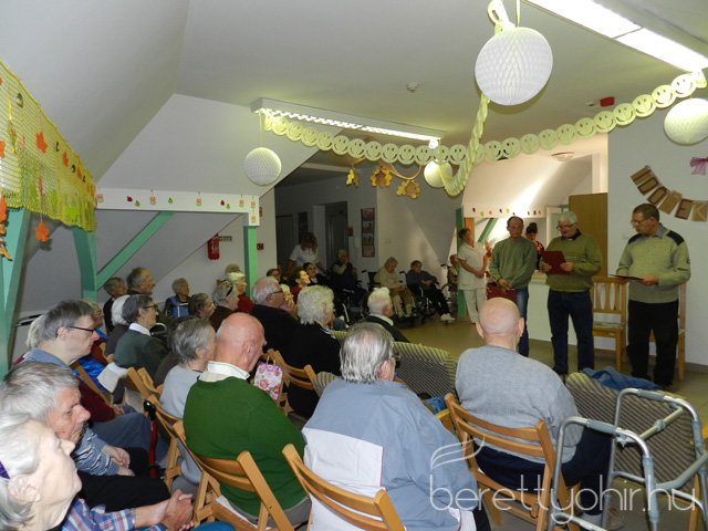 Az időseket köszöntötték 30