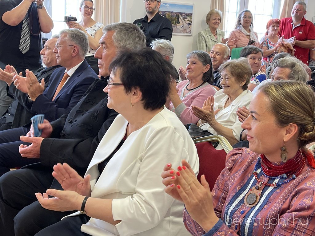 Tajak_es_emberek_kiallitasmegnyito08