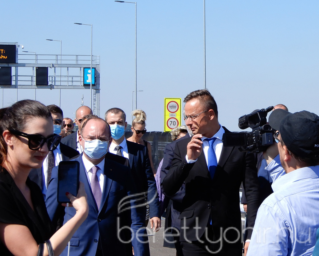 Átadták az M4 es autópálya Ártándig tartó szakaszát10