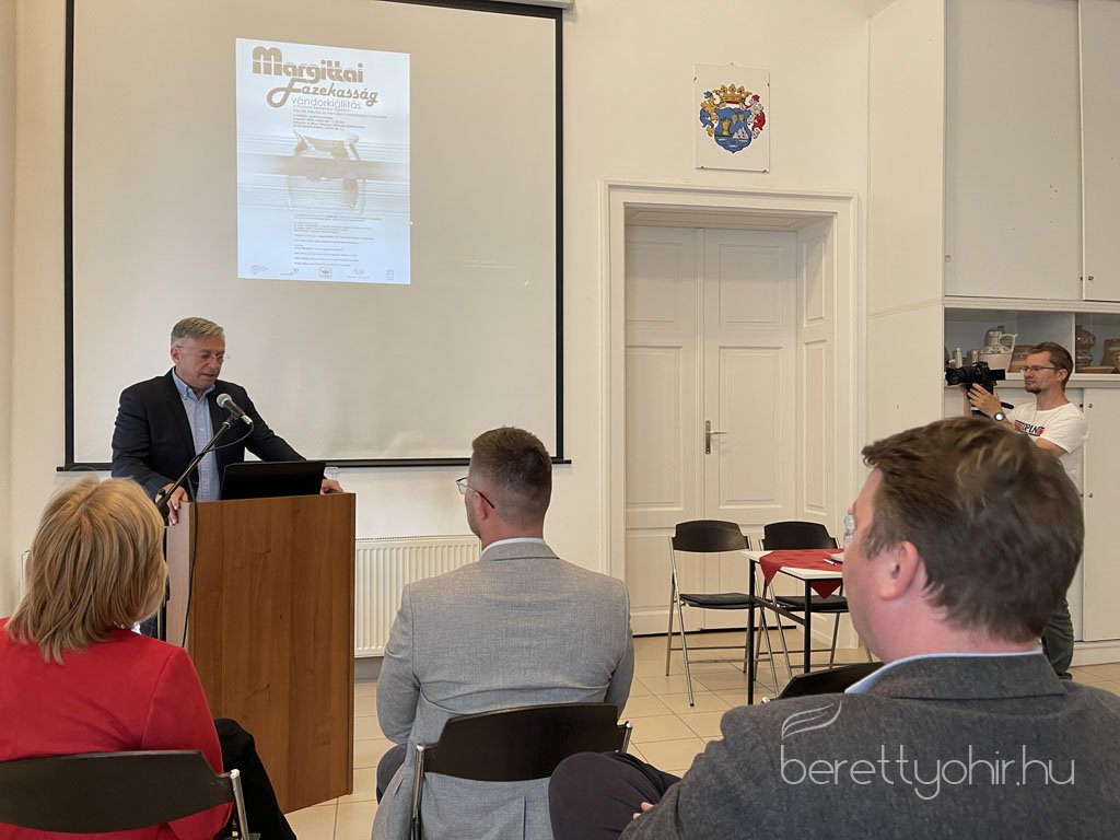 A_margittai_fazekassag_vandorkiallitas6