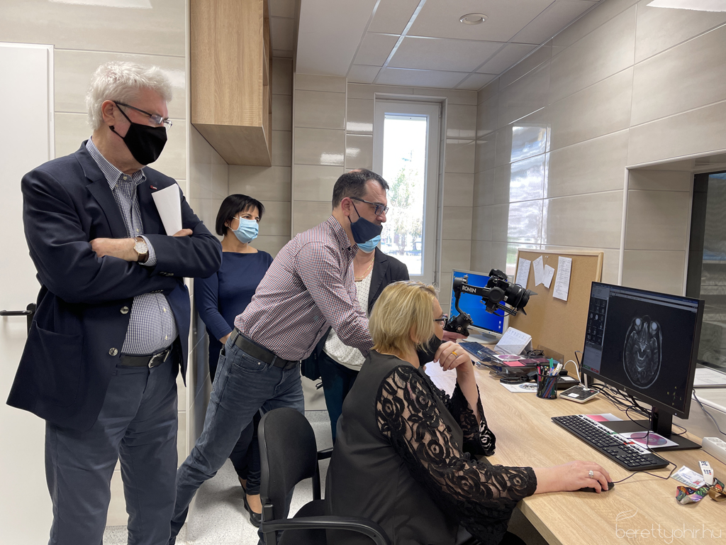 Átadták az MR készüléket11