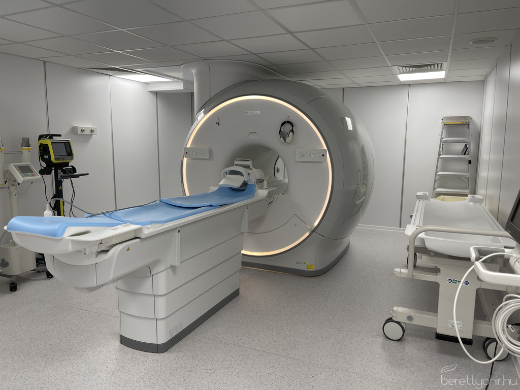 Átadták az MR készüléket15