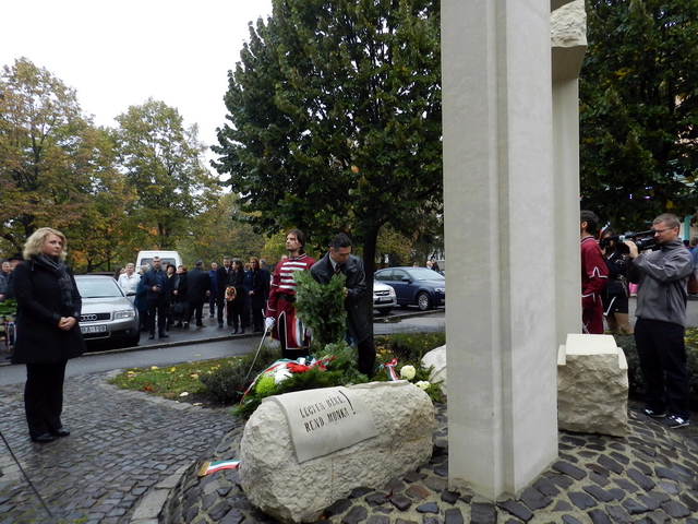 56 ra emlékeztünk 25