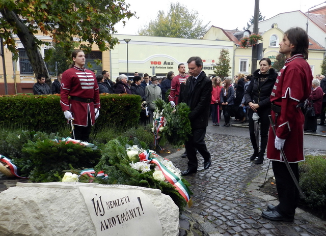 56 ra emlékeztünk 27