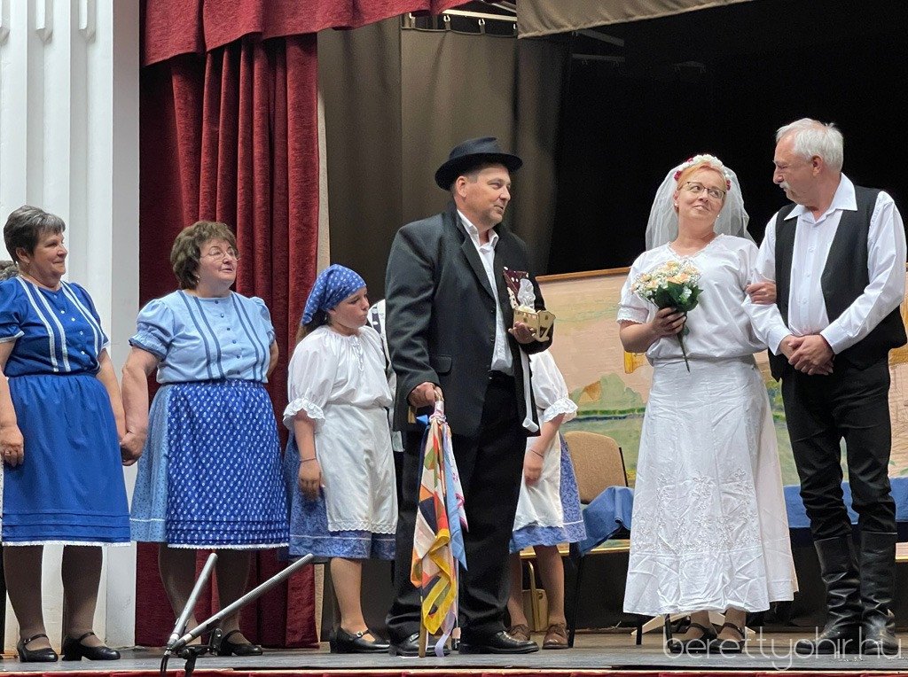 Piros_hid_pajtaszinhazi_eloadas_01