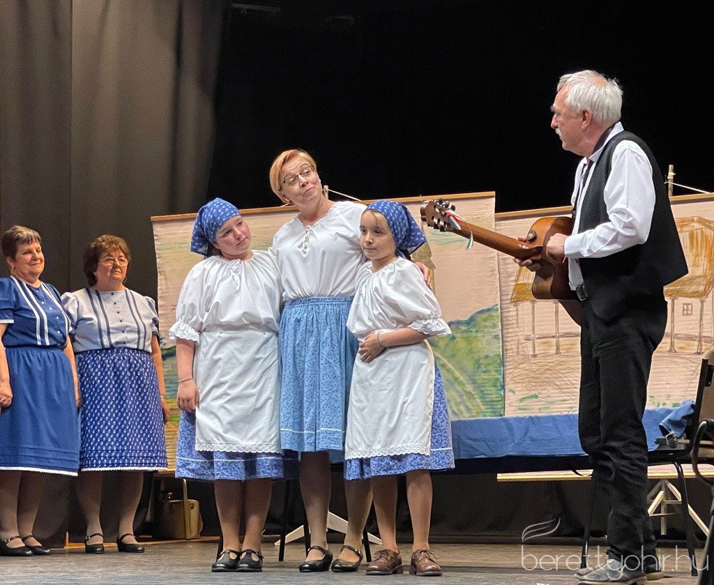 Piros_hid_pajtaszinhazi_eloadas_02