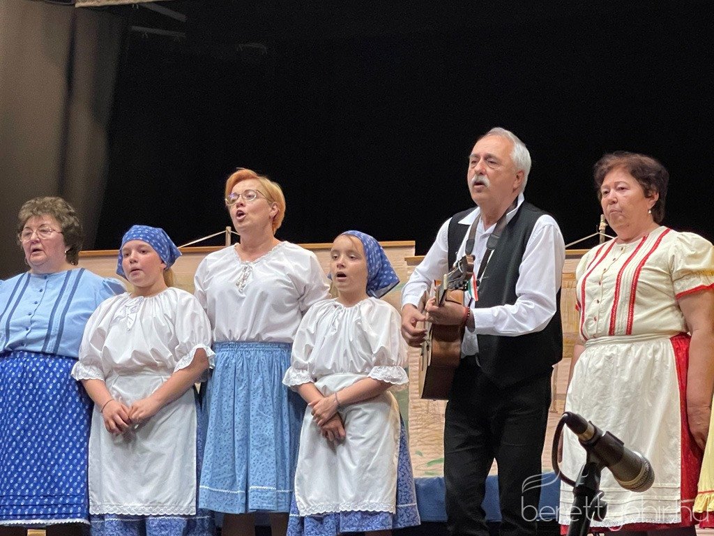 Piros_hid_pajtaszinhazi_eloadas_03