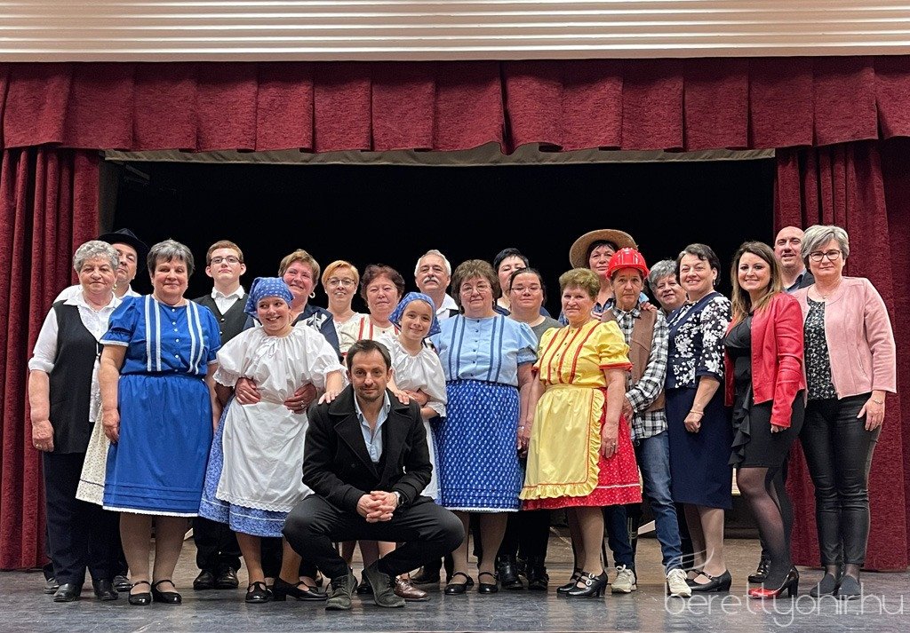 Piros_hid_pajtaszinhazi_eloadas_04