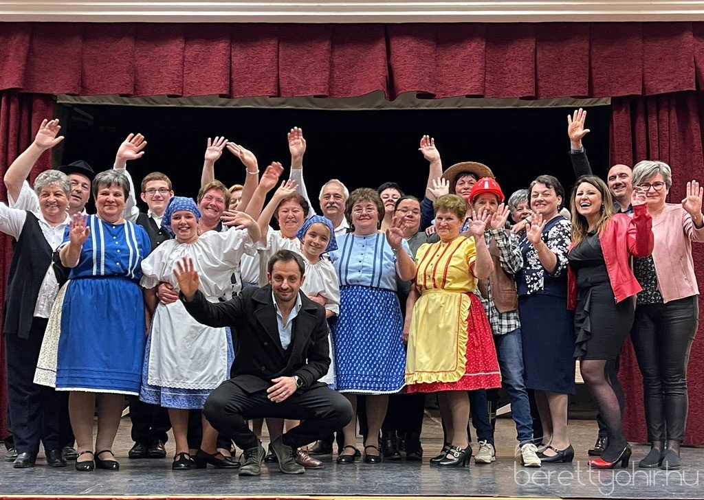 Piros_hid_pajtaszinhazi_eloadas_05