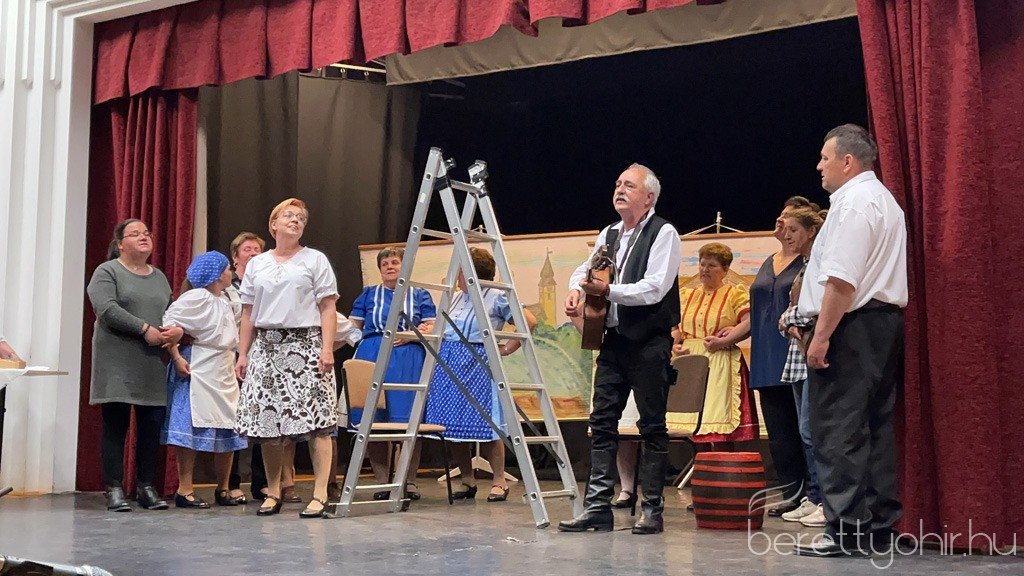 Piros_hid_pajtaszinhazi_eloadas_07