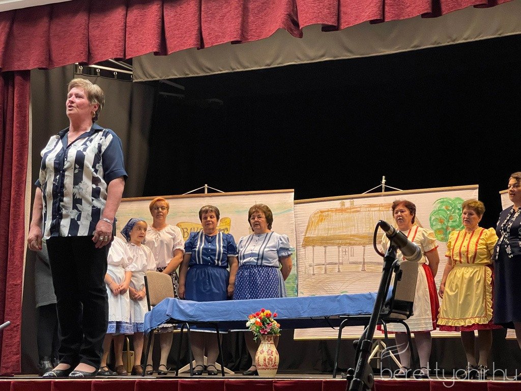 Piros_hid_pajtaszinhazi_eloadas_08